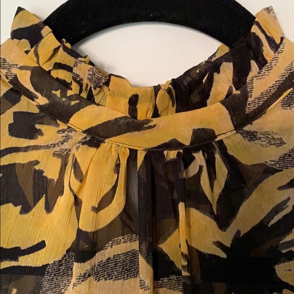 Light Pattern Ruffle Top - Picture 3 of 4